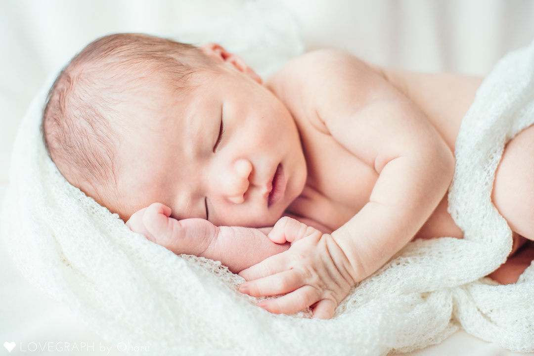 ニューボーンフォトとは?生まれたてを残せる魅力・メリットと注意点