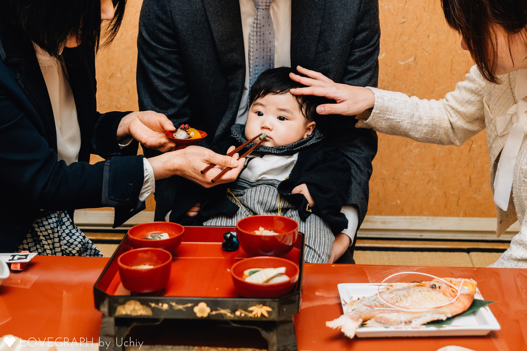 お食い初め 百日祝いの出張撮影 カメラマン丨子ども 家族写真はラブグラフへ お食い初め 百日祝いの出張撮影 カメラマン丨子ども 家族写真はラブグラフへ