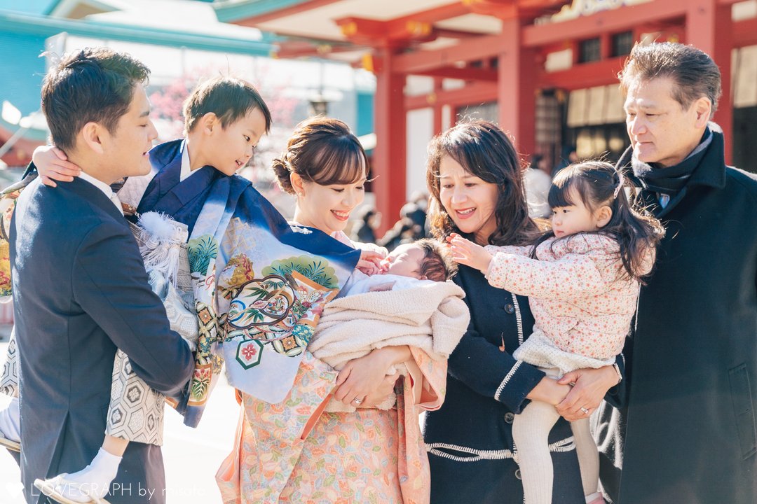 お宮参りの服装どうする?赤ちゃん・両親・祖父母の基本マナーを解説