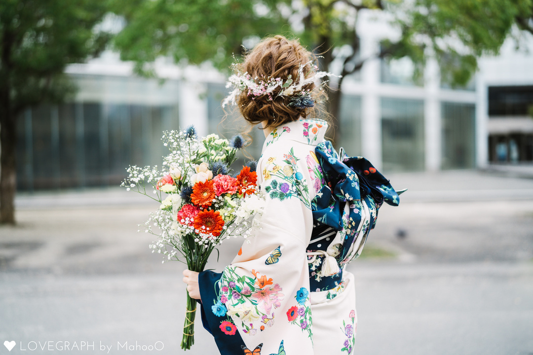 成人式の髪飾りはどうする？レトロなリボンや贅沢な生花も人気  2番目の写真