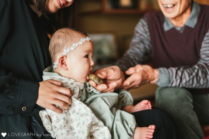 お食い初めの歯固めを行っているシーン