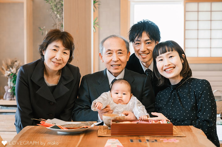 お食い初めの儀にて家族の集合写真