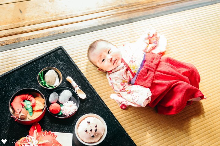 生後100日前後に行うお食い初めの様子