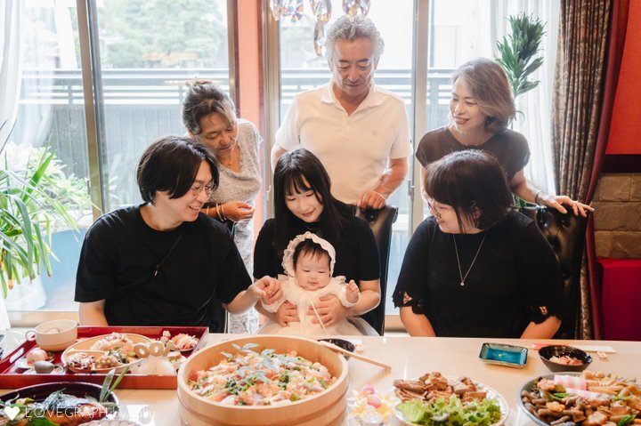 自宅で行うお食い初めを出張撮影する様子