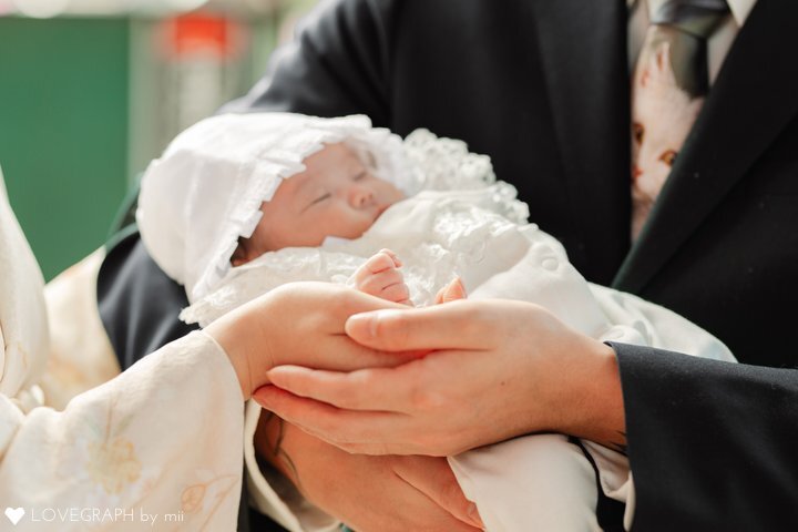 お宮参りの赤ちゃんのアップ