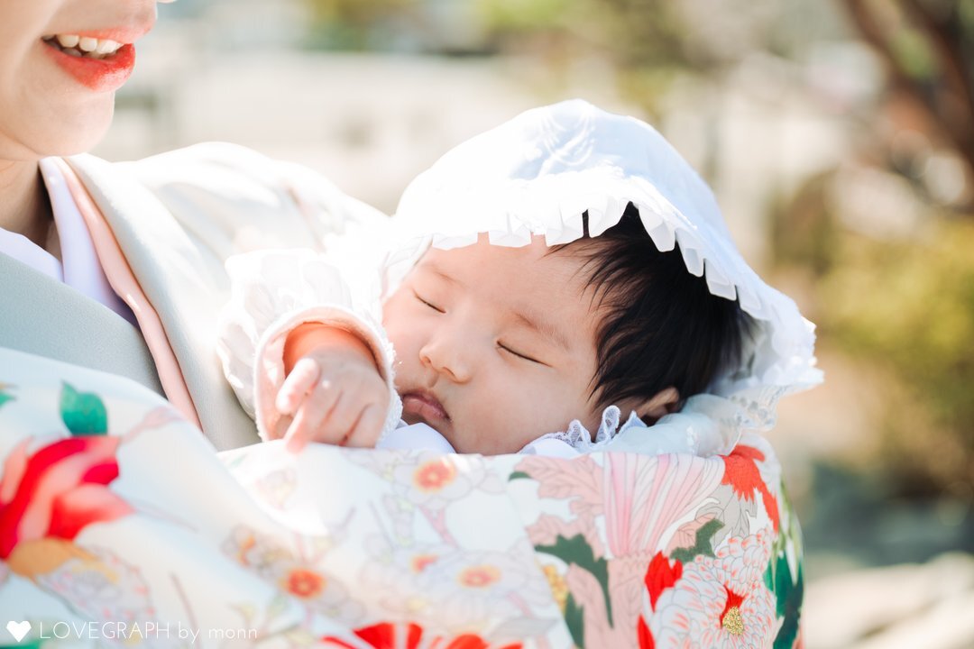 白と赤の花柄の祝い着（産着）を着た赤ちゃん