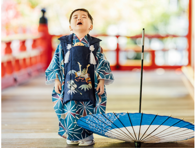 七五三の撮影中のハプニング：慣れない着物や和傘に疲れ、泣き出してしまう3歳の男の子。子供の機嫌に合わせた出張撮影の風景