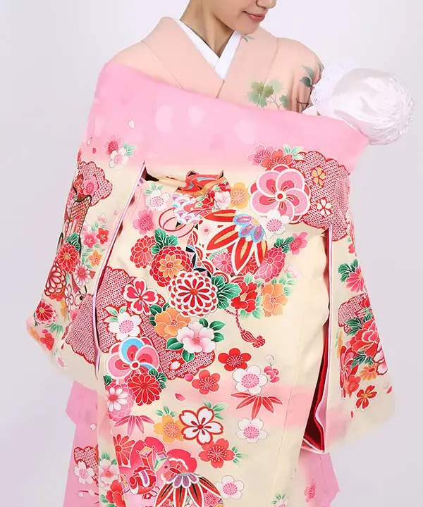 「ピンククリーム地 季節の花々と鞠」産着の全体写真。