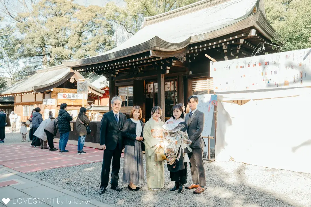 赤ちゃん、両親、祖父母の三世代集合写真