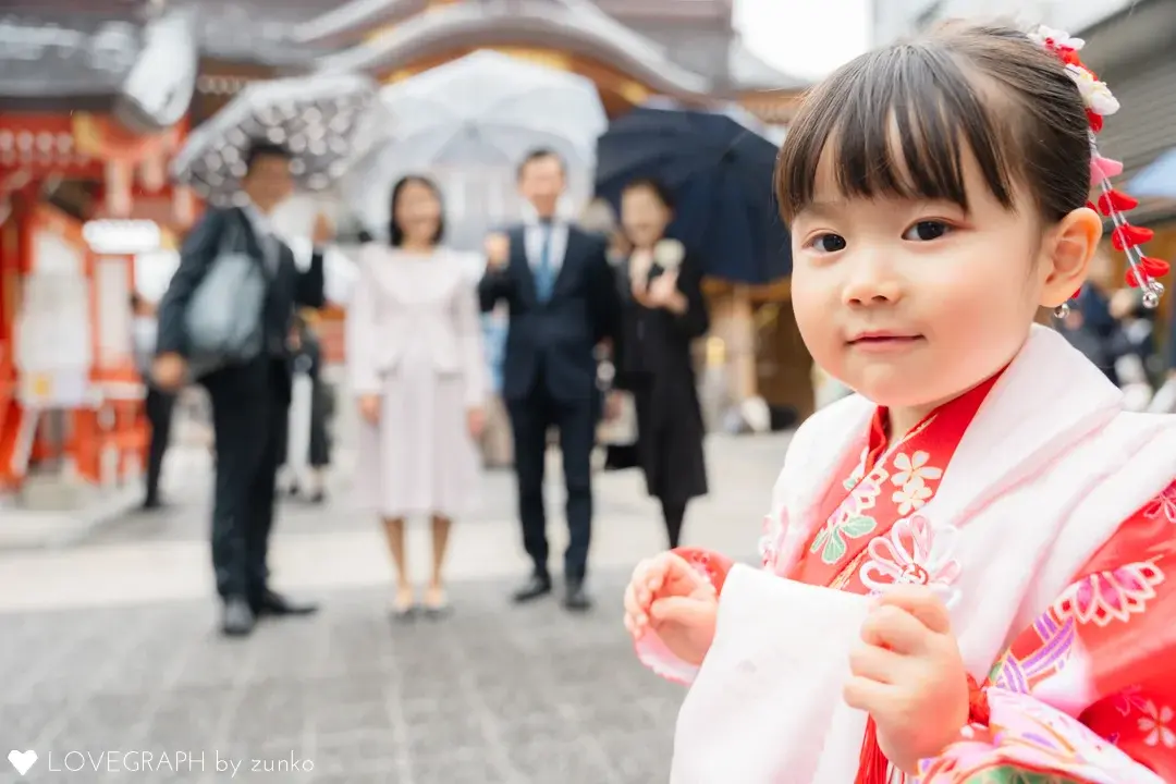 東京水天宮の境内を歩く七五三の家族
