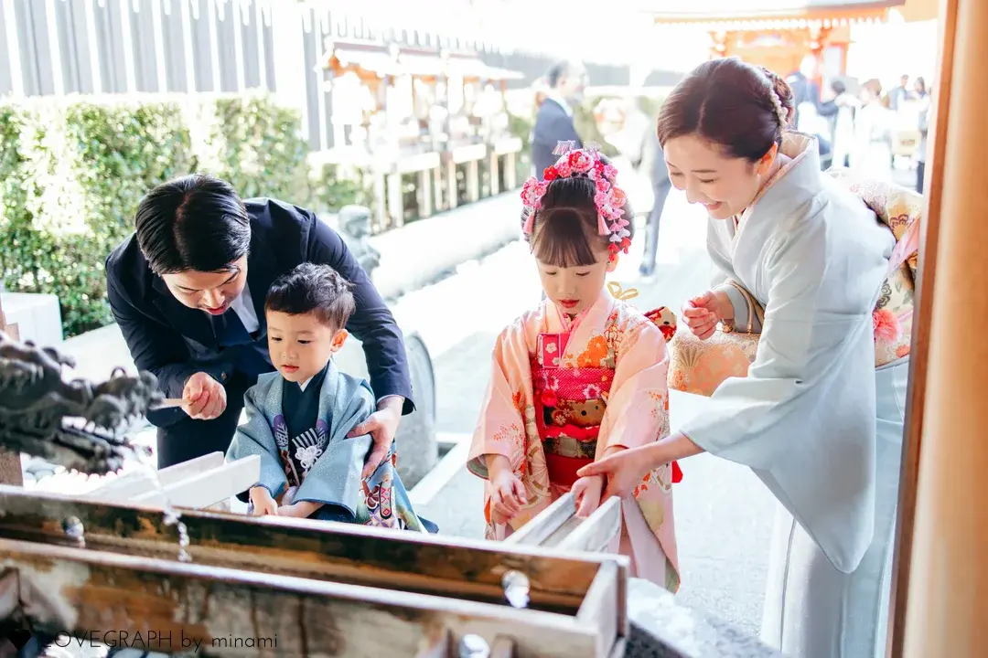 七五三の着物を着て東京水天宮を訪れる子ども