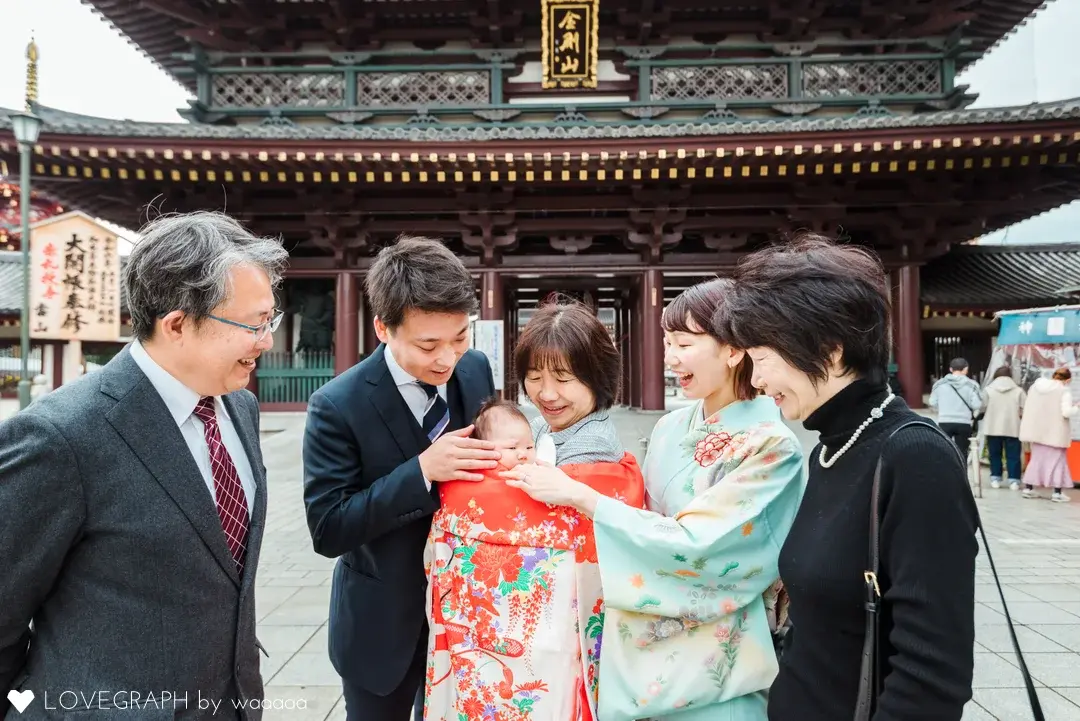 川崎大師で祝い着を着た赤ちゃんと家族のお宮参り写真