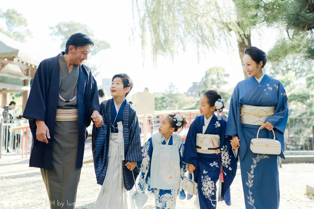 川崎大師で七五三を祝う着物姿の子どもと家族