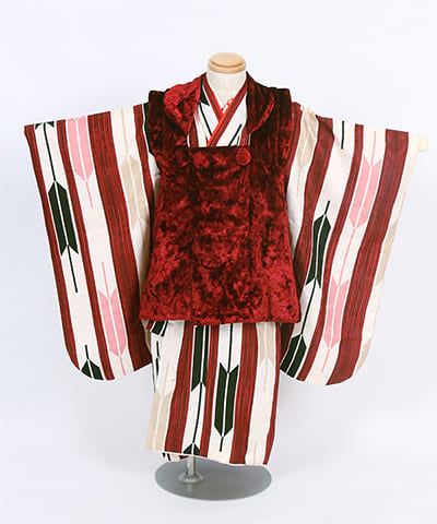 七五三(三歳) | 矢羽根柄 赤いベルベットの被布