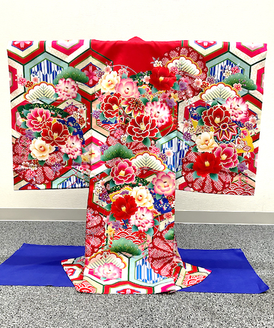 産着(お宮参り) | 赤色地に古典柄の菱地紋と芍薬