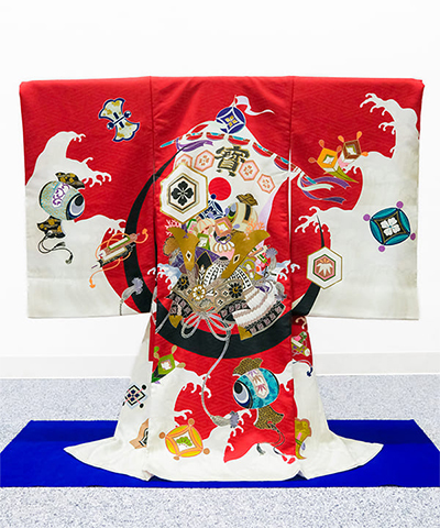 産着(お宮参り) | 赤地に宝尽くしと勇壮な兜