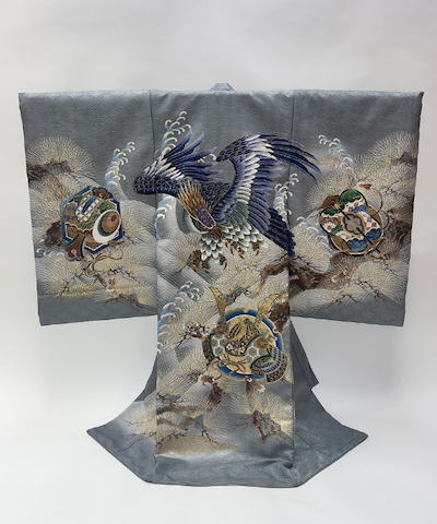 産着(お宮参り)|灰色地に鷹と兜 小槌に軍配