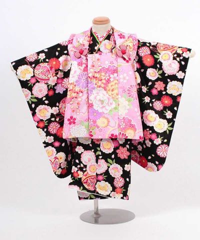 七五三(三歳) | 黒地に鞠と菊に桜の花びら 豪華満開のピンク被布