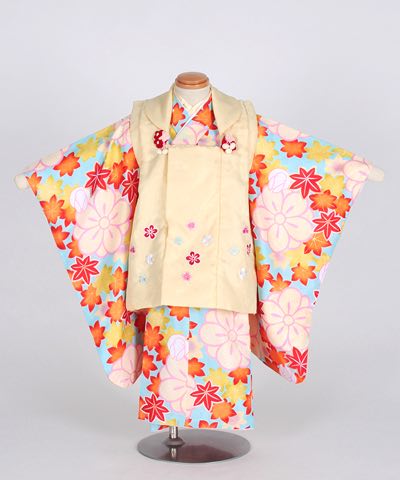 七五三(三歳) | 水色地に紅葉と梅モチーフ クリーム被布