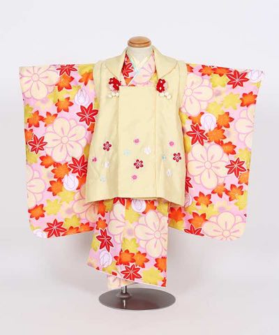 七五三(三歳) | ピンク地に紅葉と梅モチーフ クリーム被布