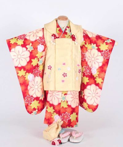 七五三(三歳) | 赤地に紅葉と梅モチーフ クリーム刺繍被布