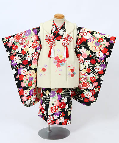 七五三(三歳)｜黒地に赤白の花