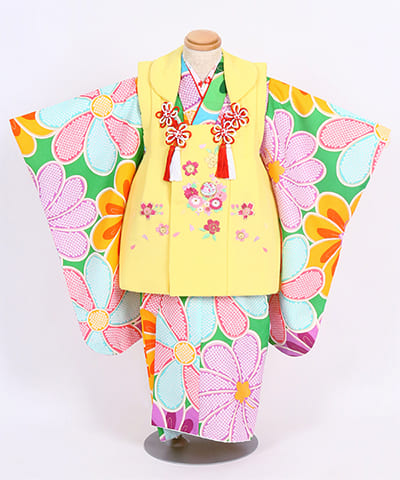 七五三(三歳) | 緑地に大きな菊 黄色の被布に花合せ