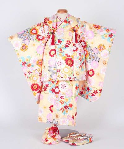 七五三(三歳) | 薄黄色地に菊と桜 薄黄色被布