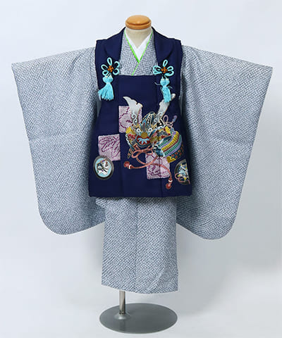 七五三(三歳男の子) | 銀色無地の絞り柄 紺色に兜の被布