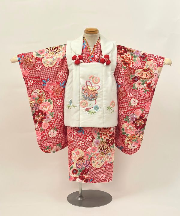 七五三(三歳) | 赤地に牡丹と手まり
