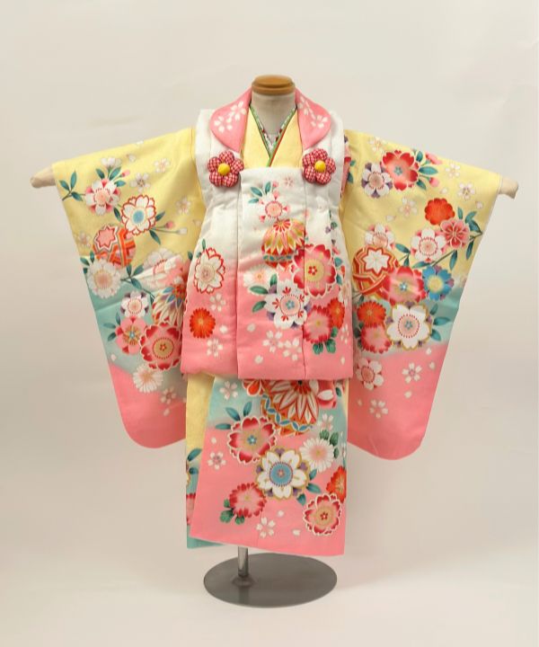 七五三(三歳) | クリーム地に四季の花と手まり