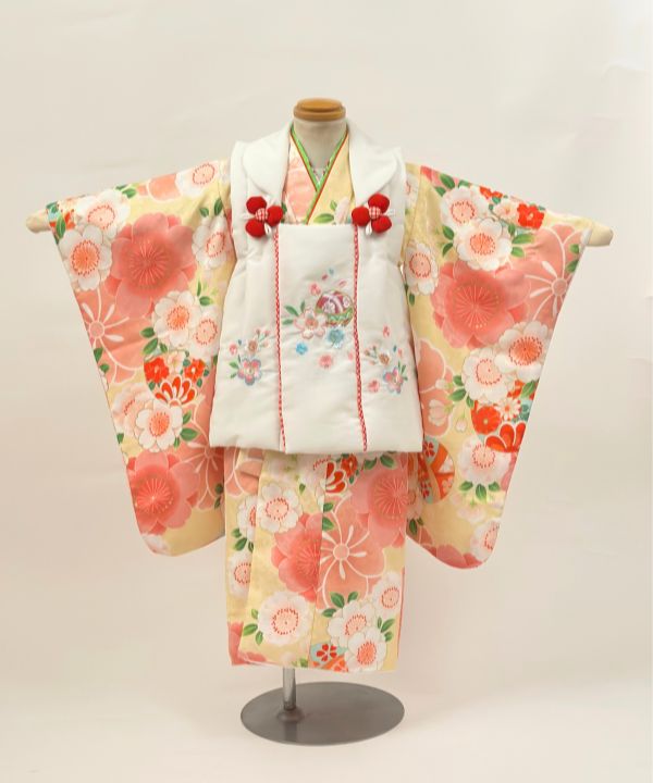 七五三(三歳) | クリーム地に牡丹と桜