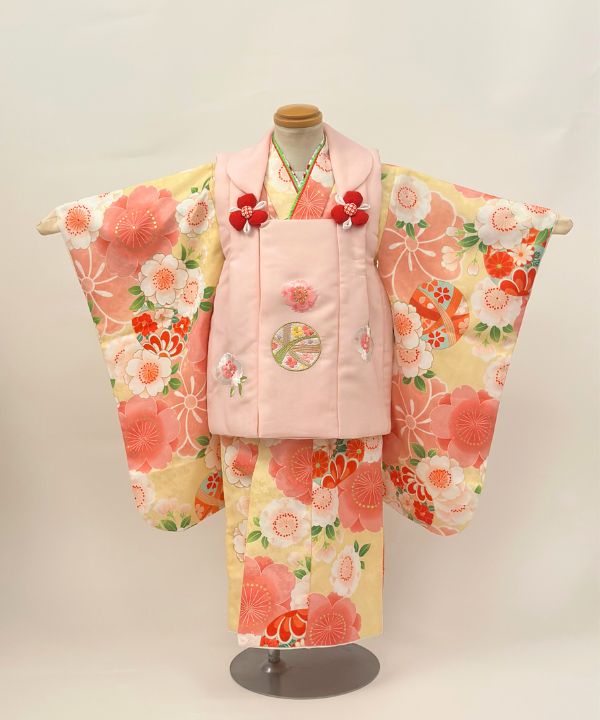 七五三(三歳) | 黄色地に大輪の花々とピンク被布