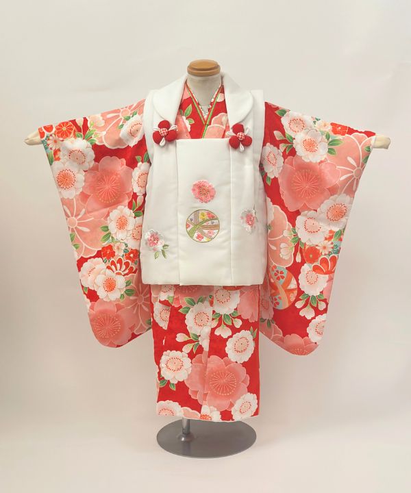 七五三(三歳) | 赤地に大輪の梅と白被布
