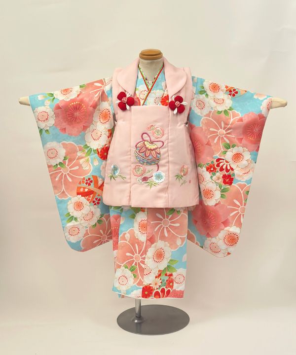 七五三(三歳) | 水色地に桃色の梅と手毬の華やぎ