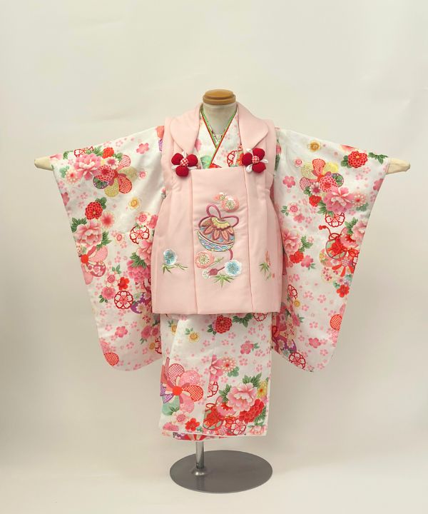 七五三(三歳) | 白地に彩り花と手毬の可憐さ