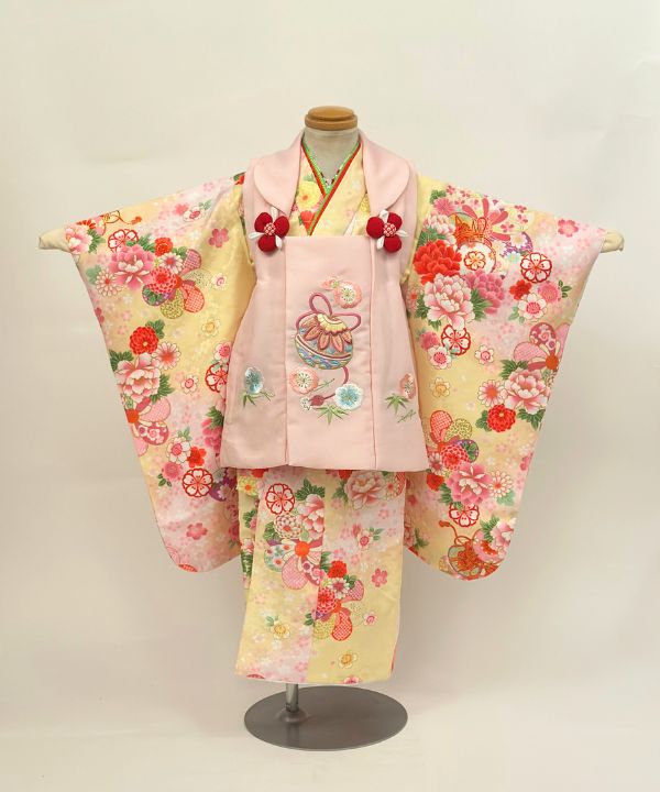 七五三(三歳) | クリーム地に牡丹と手毬の華やぎ