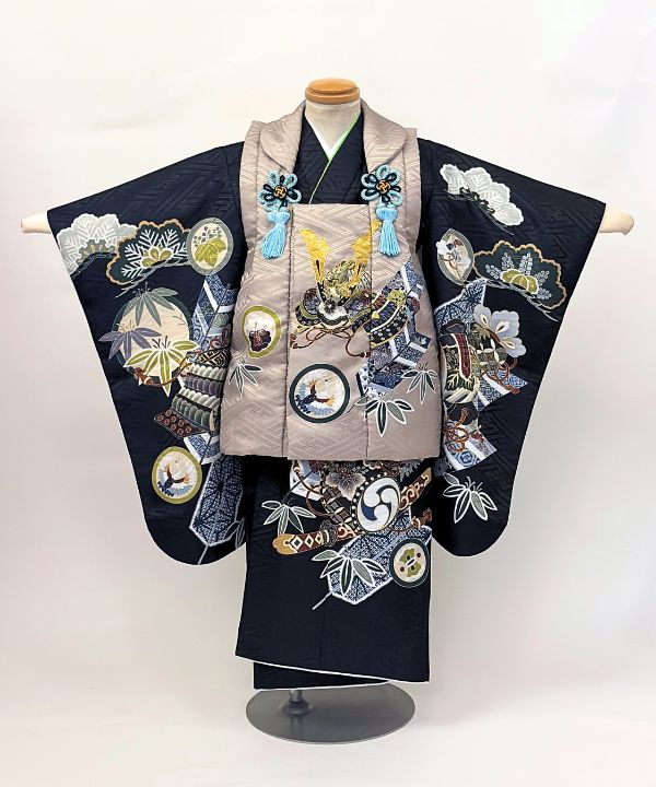 七五三(三歳男の子) | 黒地に兜と松竹文様