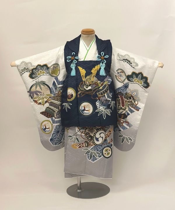 七五三(三歳男の子) | 白地に兜と松竹文様