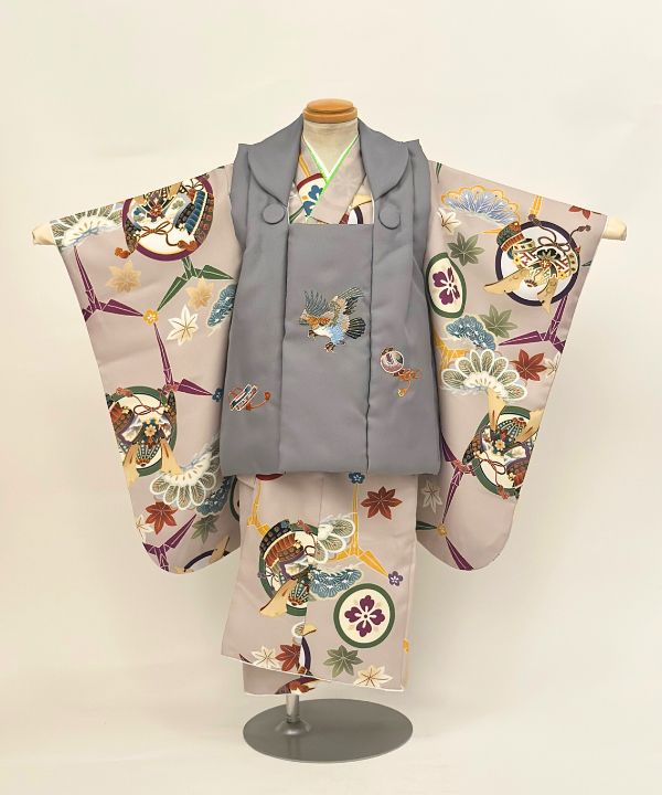 七五三(三歳男の子) | グレー地に鷹と兜文様