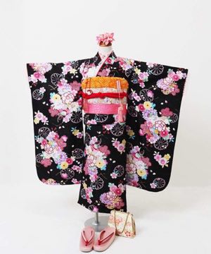 七五三(七歳) | 黒地に総柄の花々