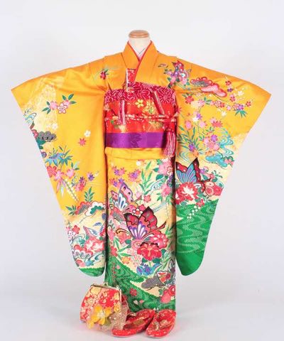 七五三(七歳) | 黄色地に松と蝶と花々