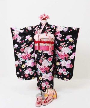 七五三(七歳) | 黒地に総柄の花々