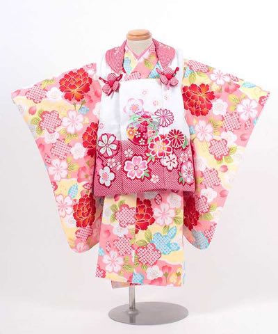 七五三(三歳) | 薄黄色地に牡丹と桜 白×絞り調赤被布