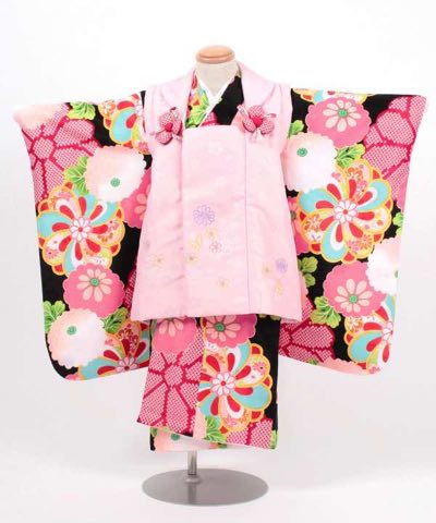 七五三(三歳) | 黒地に光琳菊とねじ梅 薄ピンク被布