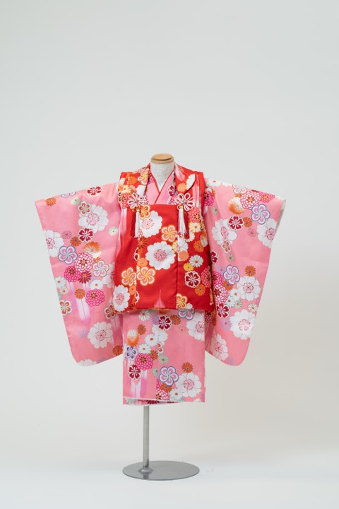 七五三(三歳) | ピンク地に咲き誇る桜と菊×赤の被布