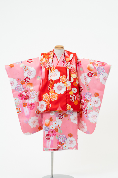 七五三(三歳) | ピンク地に咲き誇る桜と菊×赤の被布