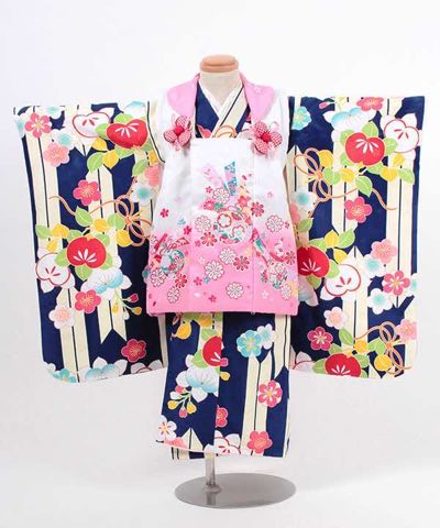 七五三(三歳) | 紺地にクリーム色の矢絣 葵と梅文 白×ピンク被布に熨斗と鞠