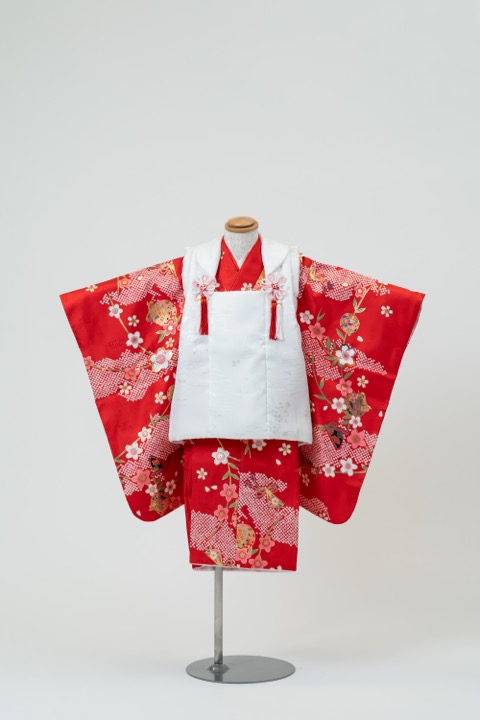 七五三(三歳) | 赤地に満開の桜と疋田×白の被布