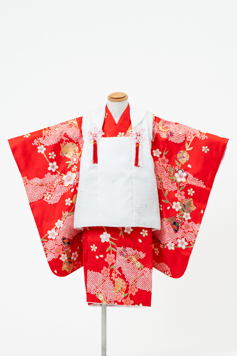 七五三(三歳) | 赤地に満開の桜と疋田×白の被布